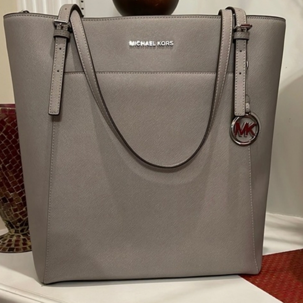 🩶 Michael Kors Light Gray Voyager Large Tote Silver Hardware